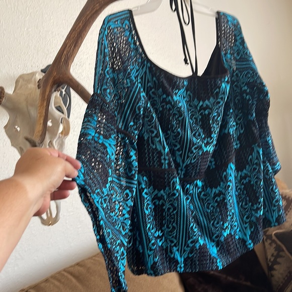 Gorgeous Off the Shoulder Top - Picture 2 of 5